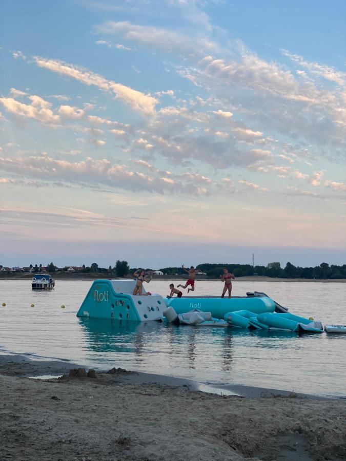 Luxus Cube Ferienhaus Chalet Am See Mit Schwimmbad In Lathum Nl Luaran gambar