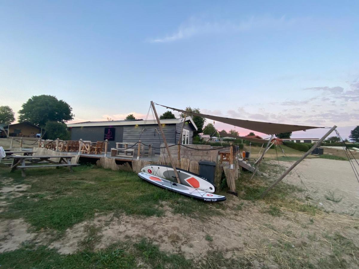 Luxus Cube Ferienhaus Chalet Am See Mit Schwimmbad In Lathum Nl Luaran gambar