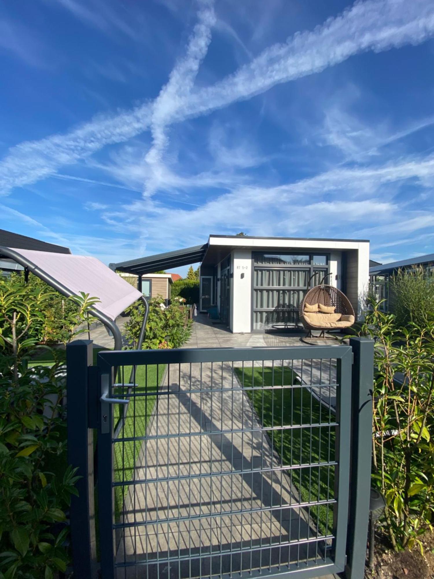 Luxus Cube Ferienhaus Chalet Am See Mit Schwimmbad In Lathum Nl Luaran gambar